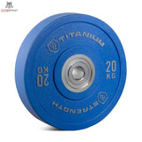 Titanium Strength HBPC Pro Bumper Plate 20 kg blau, Schrägansicht mit Edelstahl-Einsatz und Gewichtsprägung