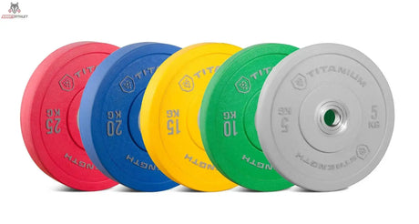 Titanium Strength HBPC Pro Bumper Plate 20 kg blau im Größenvergleich mit roter, gelber, grüner und grauer Scheibe