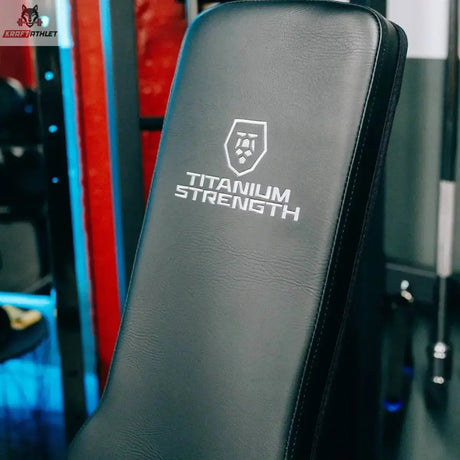Titanium Strength HD Utility Hantelbank 130RB: Nahaufnahme der Rückenlehne mit Logo-Prägung