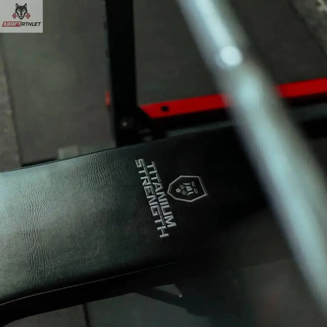 Titanium Strength HD Utility Hantelbank 130RB: Detail des Sitzpolsters mit Logo-Prägung