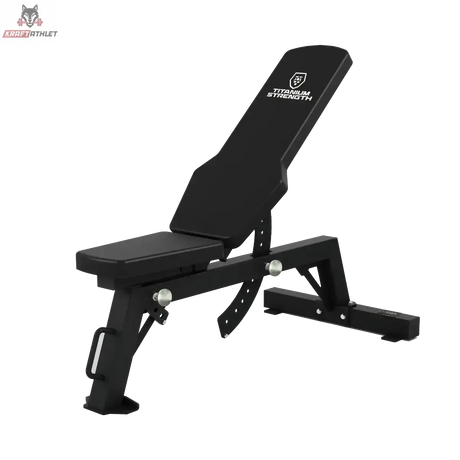 Titanium Strength HD Utility Hantelbank 130RB in Schwarz, Schrägansicht mit angestellter Rückenlehne