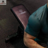 Titanium Strength HD Utility Hantelbank 130RB im Einsatz, Sportler lehnt an der schrägen Rückenlehne