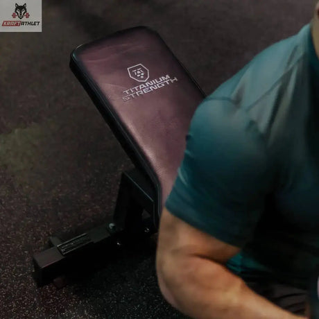 Titanium Strength HD Utility Hantelbank 130RB im Einsatz, Sportler lehnt an der schrägen Rückenlehne