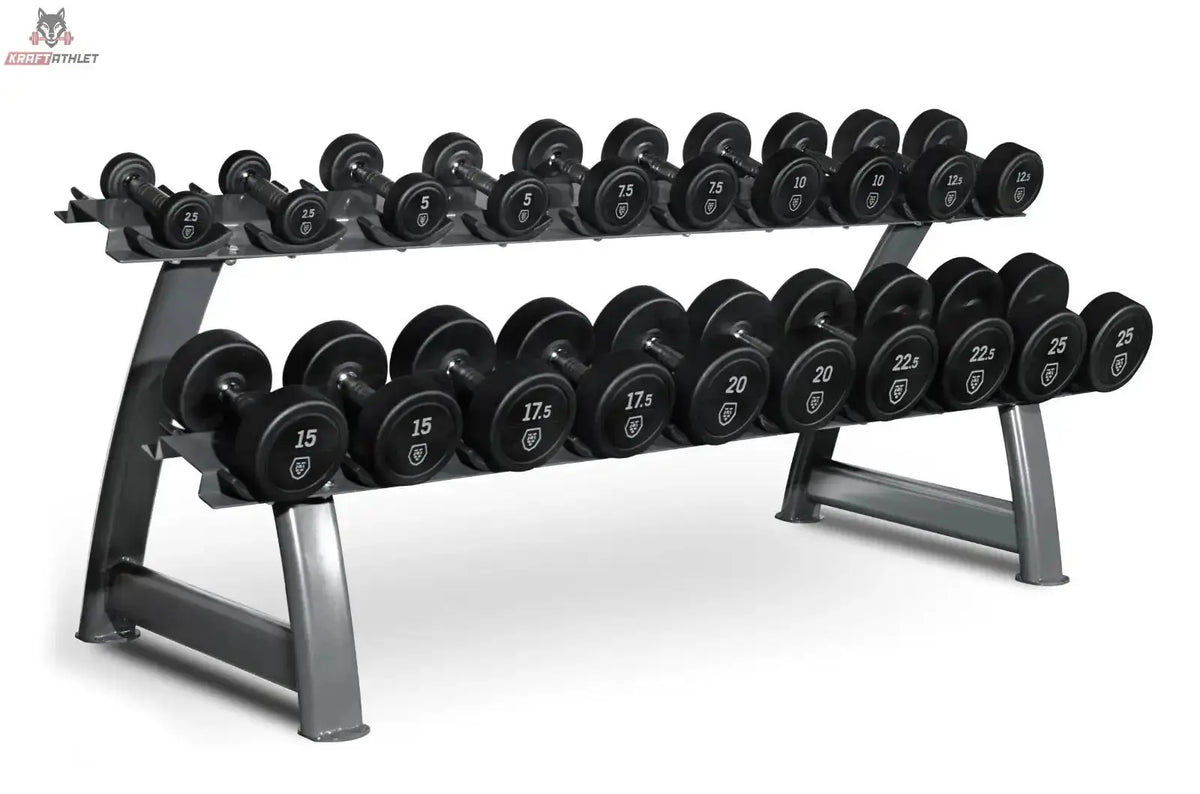 Titanium Strength HD25 Gummi-Hantelset 2,5–25 kg mit Rack in Schrägansicht, zweistöckige Ablage voll bestückt