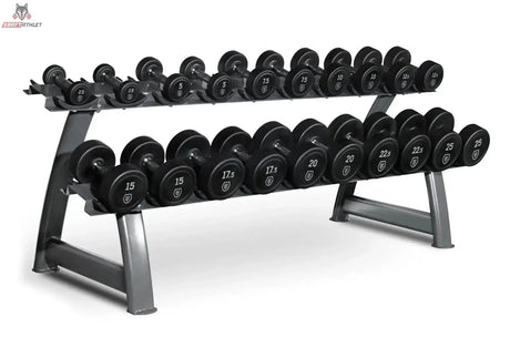 Titanium Strength HD25 Gummi-Hantelset 2,5–25 kg mit Rack in Schrägansicht, zweistöckige Ablage voll bestückt