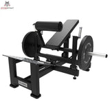 Titanium Strength Hip Thrust Max Elite Series in Schrägansicht mit Hantelscheibe, Hüftpolster und Fußplattform, schwarzer Rahmen
