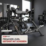 Titanium Strength Genesis Series IsoLateral Bizepscurl mit Hebel in einem fertig eingerichteten Studio mit dunklen Wänden und Gummiboden