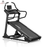 Titanium Strength IT25 Laufband mit Steigung – Schrägansicht mit Lauffläche in Steigung und Handläufen