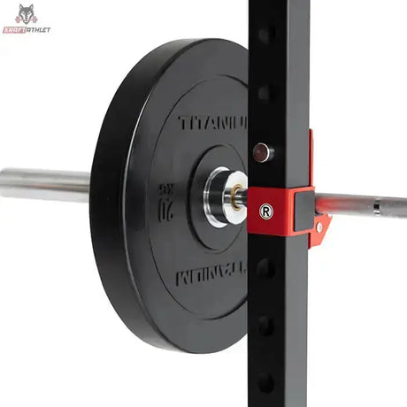 Titanium Strength JH5070 J-Hooks (Paar) in Rot, Detail mit abgelegter Langhantel und Bumper Plate