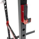 Titanium Strength JH5070 J-Hooks (Paar) in Rot, ein Haken am Rackpfosten eingehängt, Seitenansicht