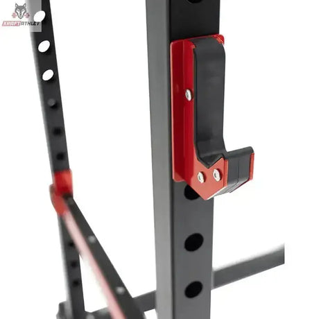 Titanium Strength JH5070 J-Hooks (Paar) in Rot, ein Haken am Rackpfosten eingehängt, Seitenansicht