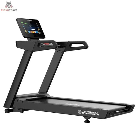 Titanium Strength LC20 AC Laufband mit 15,6-Zoll-Touchscreen in Schwarz, Schrägansicht mit Konsole und Lauffläche