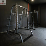 Titanium Strength Linearlager Smith Maschine 160SC in einem dunklen Studio mit weiterer Station im Hintergrund