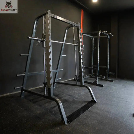 Titanium Strength Linearlager Smith Maschine 160SC in einem dunklen Studio mit weiterer Station im Hintergrund