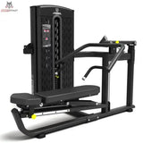 Titanium Strength M5 Selectorized Dualtrainer Schulter- und Brustpresse, Schrägansicht mit Bank und Gewichtsturm