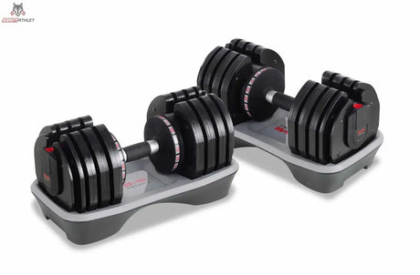 Titanium Strength MA36 verstellbare Kurzhanteln 2–36 kg mit Halterung als Hantelpaar in flacher Seitenansicht in den Ablageschalen