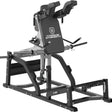 Titanium Strength MaxGlute Pro V Squat Maschine, Schrägansicht von vorn mit Schulterpolstern und Hantelhaltern