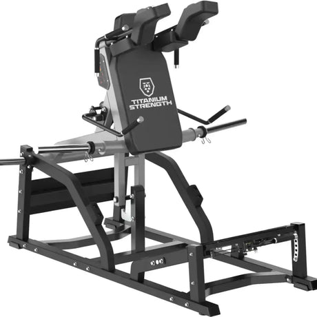 Titanium Strength MaxGlute Pro V Squat Maschine, Schrägansicht von vorn mit Schulterpolstern und Hantelhaltern