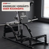Titanium Strength MaxGlute Pro V Squat Maschine in einem fertig eingerichteten Studio mit dunklen Wänden und Gummiboden