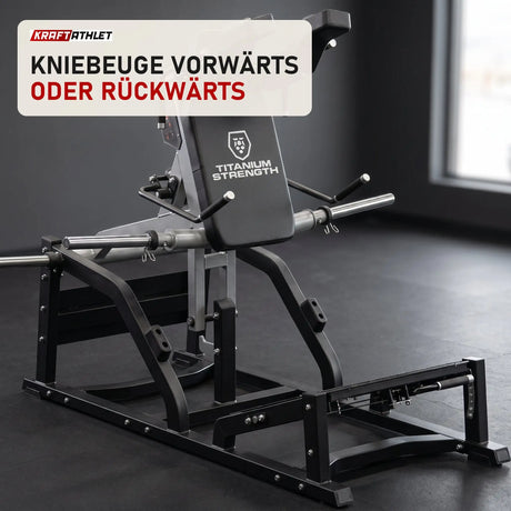 Titanium Strength MaxGlute Pro V Squat Maschine in einem fertig eingerichteten Studio mit dunklen Wänden und Gummiboden