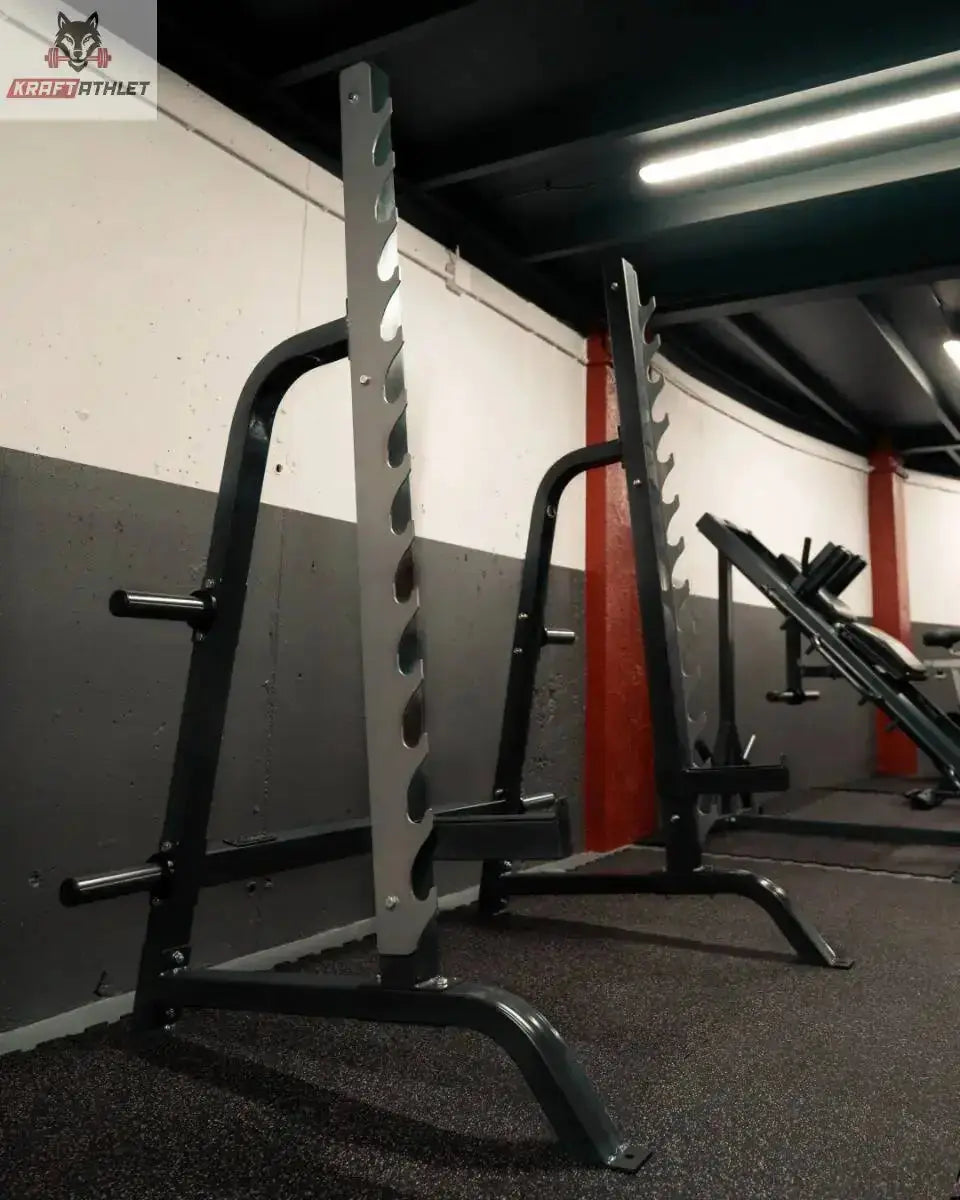 Titanium Strength Multi Press Rack 360PR aufgebaut in einem Studio mit Gummiboden und weiteren Geräten