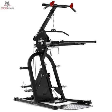 Titanium Strength Multigym Hebel LGX – Schrägansicht von rechts mit Hebelarmen, Latzug und Fußplattform
