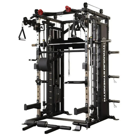 Titanium Strength MX90 All-in-One Trainer in Schwarz, Schrägansicht mit Multipresse und Seilzügen