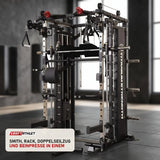 Titanium Strength MX90 All-in-One Trainer in einem fertig eingerichteten Studio mit dunklen Wänden und Gummiboden