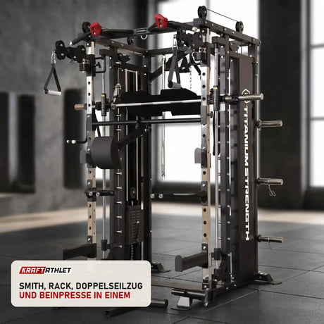 Titanium Strength MX90 All-in-One Trainer in einem fertig eingerichteten Studio mit dunklen Wänden und Gummiboden