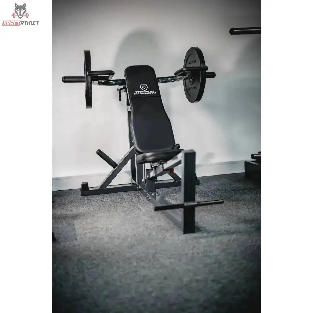 Titanium Strength PM50 Brust- und Schulterpresse aufgebaut in einem Heimstudio, Seitenansicht