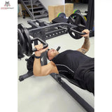 Titanium Strength PM50 Brust- und Schulterpresse, Mann beim Drücken in liegender Position