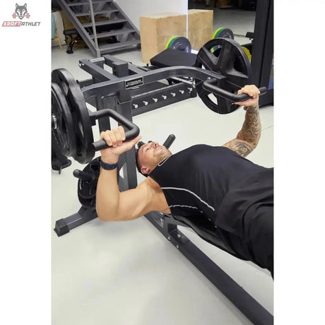 Titanium Strength PM50 Brust- und Schulterpresse, Mann beim Drücken in liegender Position