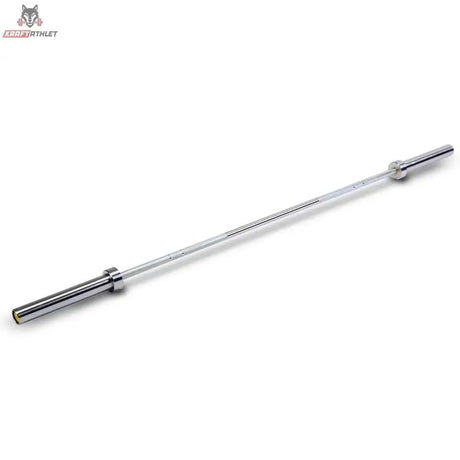 Titanium Strength Power 2,01 m Olympische Hantelstange Hard Chrome, Gesamtansicht schräg auf Weiß