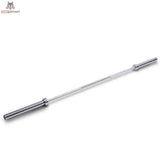 Titanium Strength Power Bar 220 cm Olympische Hantelstange Hard Chrome Gesamtansicht der Langhantelstange diagonal