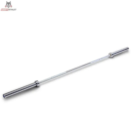 Titanium Strength Power Bar 220 cm Olympische Hantelstange Hard Chrome Gesamtansicht der Langhantelstange diagonal