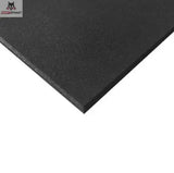 Titanium Strength Premium Bodenschutzmatte 100 × 100 cm: Detail der Kante und der gekörnten Gummioberfläche