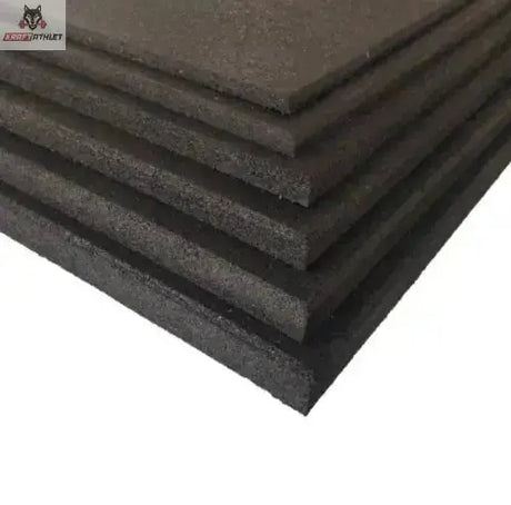 Titanium Strength Premium Bodenschutzmatte 100 × 100 cm: mehrere Platten gestapelt, Detail der Materialstärke von der Seite