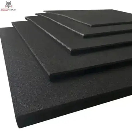 Titanium Strength Premium Bodenschutzmatte 100 × 100 cm: gestapelte Platten in der Schrägansicht, Oberfläche und Kanten sichtbar