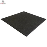 Titanium Strength Premium Bodenschutzmatte weiß gefleckt 100 × 100 cm, Schrägansicht der schwarzen Gummimatte mit weißen Sprenkeln