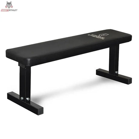 Titanium Strength Premium Flachbank 272BP, Schrägansicht mit schwarzem Polster und Standfüßen