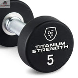 Titanium Strength Pro-PU-Kurzhantelset 12,5–35 kg mit Rack, Detail der runden Hantelscheibe mit Logo