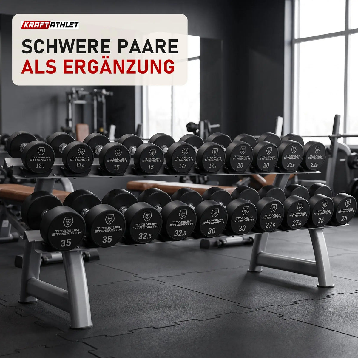 Titanium Strength Pro-PU-Kurzhantelset 12,5–35 kg mit Rack in einem fertig eingerichteten Studio mit dunklen Wänden und Gummiboden