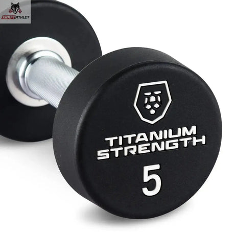 Titanium Strength Pro-PU-Kurzhantelset 2,5–30 kg mit Rack: Detail einer 5-kg-Kurzhantel mit Logo und verchromtem Griff