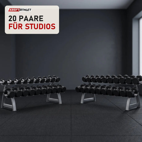 Titanium Strength Pro PU Rundhantel-Set 2,5–50 kg mit 2 Racks in einem fertig eingerichteten Studio mit dunklen Wänden und Gummiboden