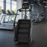 Titanium Strength ProClimber Stair Climber in der Cardio-Zone eines Fitnessstudios