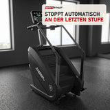 Titanium Strength ProClimber Stair Climber in einem fertig eingerichteten Studio mit dunklen Wänden und Gummiboden