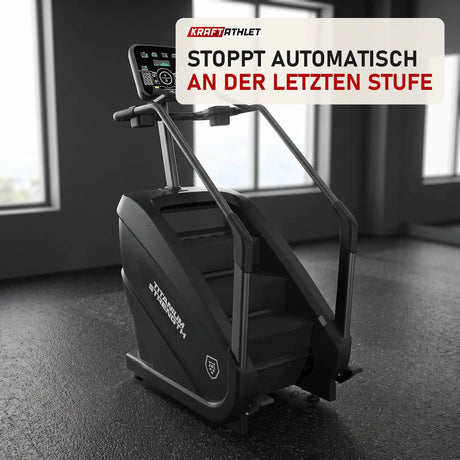 Titanium Strength ProClimber Stair Climber in einem fertig eingerichteten Studio mit dunklen Wänden und Gummiboden