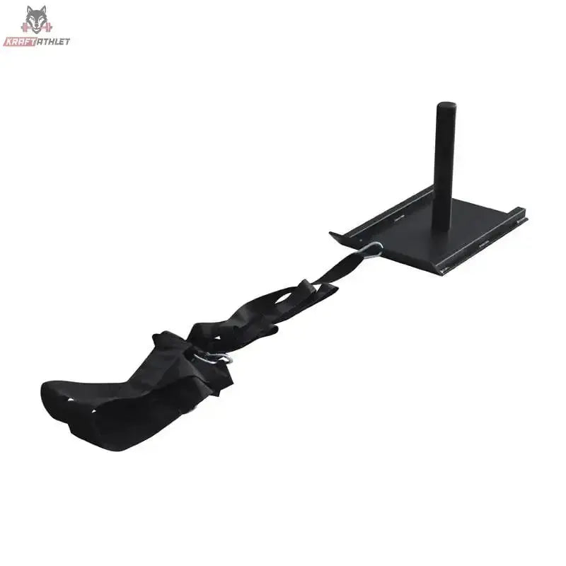 Titanium Strength PS12 Power Sled, Schrägansicht des Schlittens mit Stange und angelegtem Zuggurt