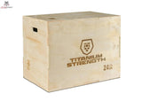 Titanium Strength PWX Plyometrische Box aus Holz in Schrägansicht mit eingebranntem Logo auf hellem Holz