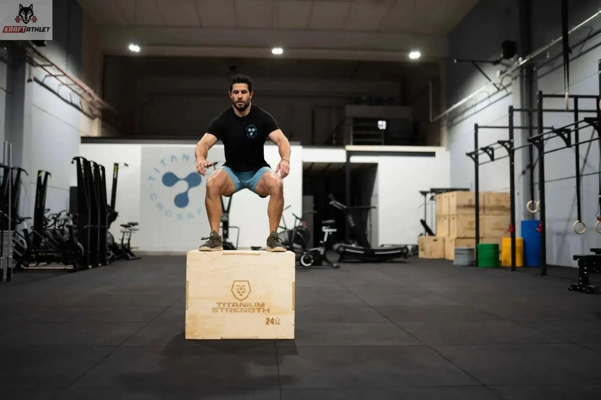 Sportler steht nach dem Sprung auf der Titanium Strength PWX Plyometrische Box aus Holz im Studio, Frontansicht
